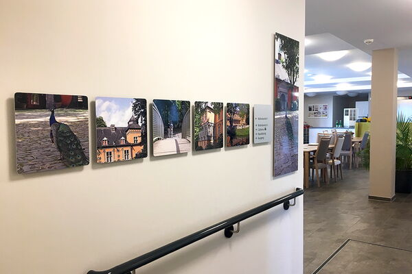 Eingang des Essbereiches Altenheim Hardterbroich mit Bildern an der Wand