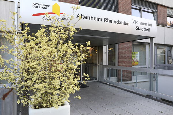 Eingang des Altenheim Rheindahlen mit weißen Blumen in einem Blumentopf