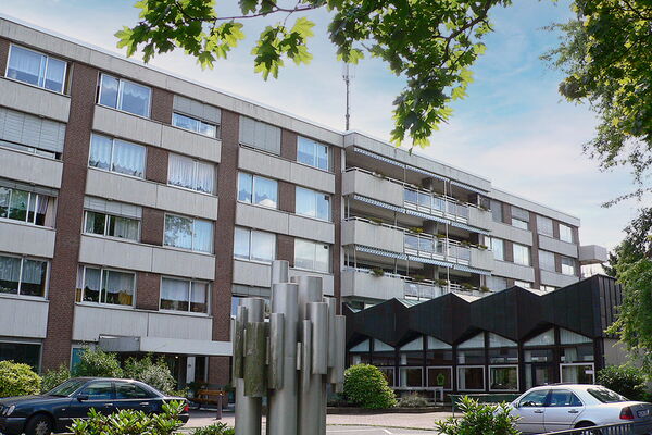 Die Außenansicht des Altenheims in Rheindahlen ist zu sehen. Altbaugebäude mit vielen Fenstern.